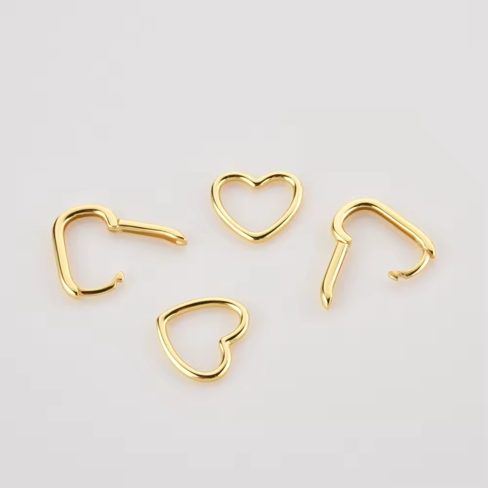 Elegante La Monada Herz-Ohrringe aus 925 Sterling Silber mit minimalistischer Geometrie, erhältlich in 18k Gold- oder Platinüberzug, perfekter Schmuck für Frauen.