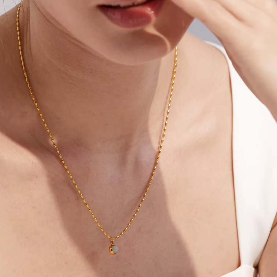 Halskette mit Naturstein Edelstahl 18K am Dekolette
