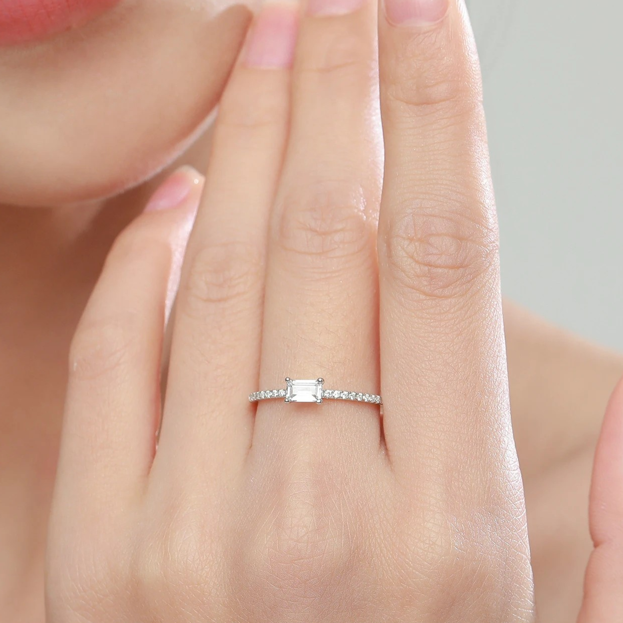 Vergoldeter Damenring mit rechteckigem klaren Kristallstein auf 925 Sterling Silber“
