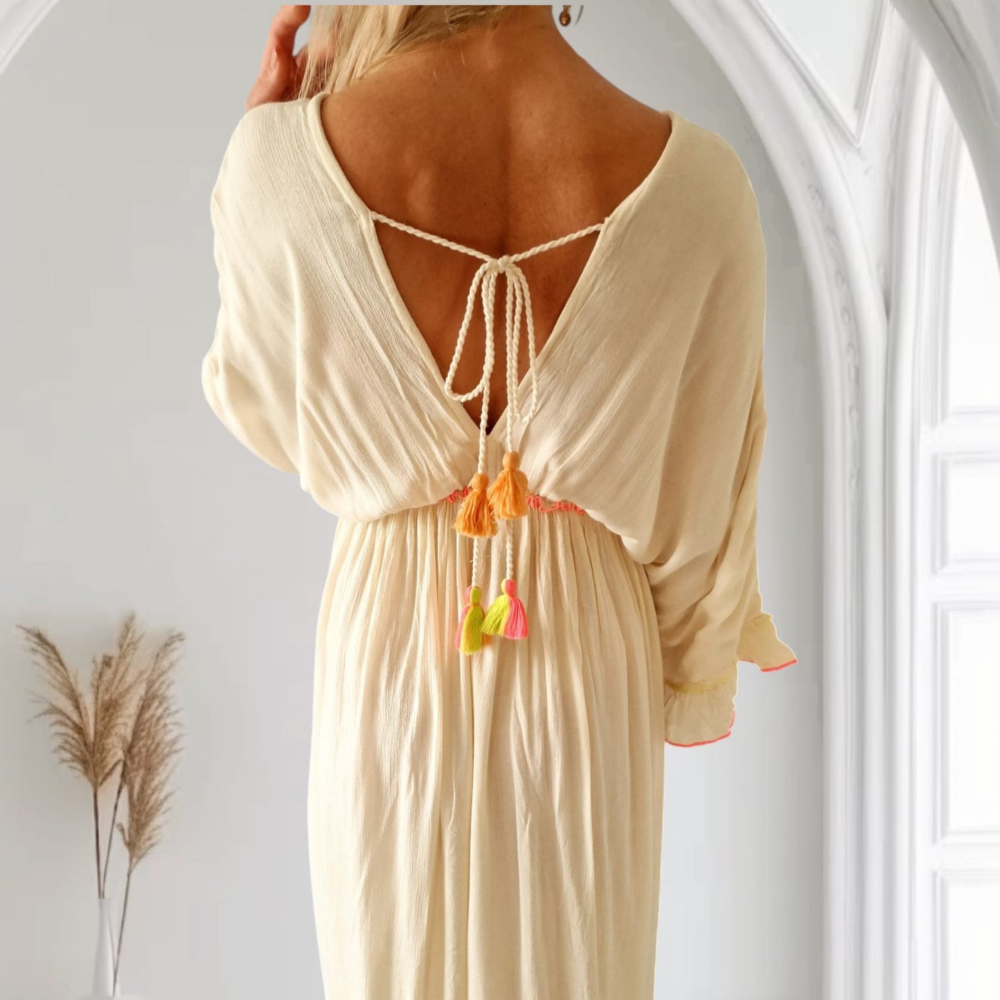 Cremefarbenes Boho Maxi Kleid mit Stickerei und Quasten
Leichtes Sommerkleid im Tulum-Stil mit weiten Ärmeln