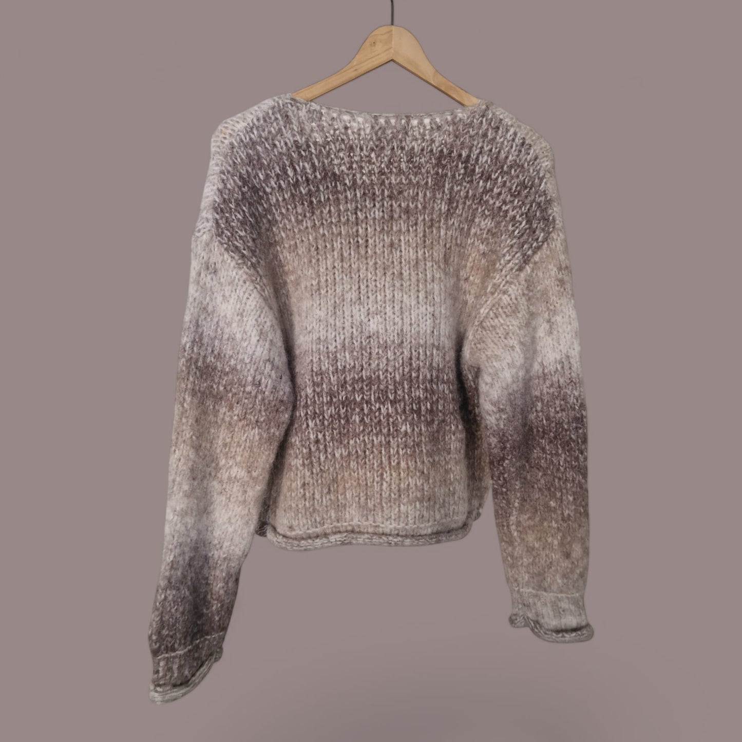 "Taupefarbener Strick-Cardigan mit goldfarbenen Knöpfen und Taschen, melierte Optik, weich und elegant, ideal für Damen."