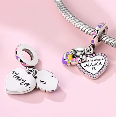 Charm in Herzform mit „Mama“-Gravur und Wolkenanhänger aus 925 Sterling Silber, rosa Emaille-Details – ideal für Muttertagsgeschenke