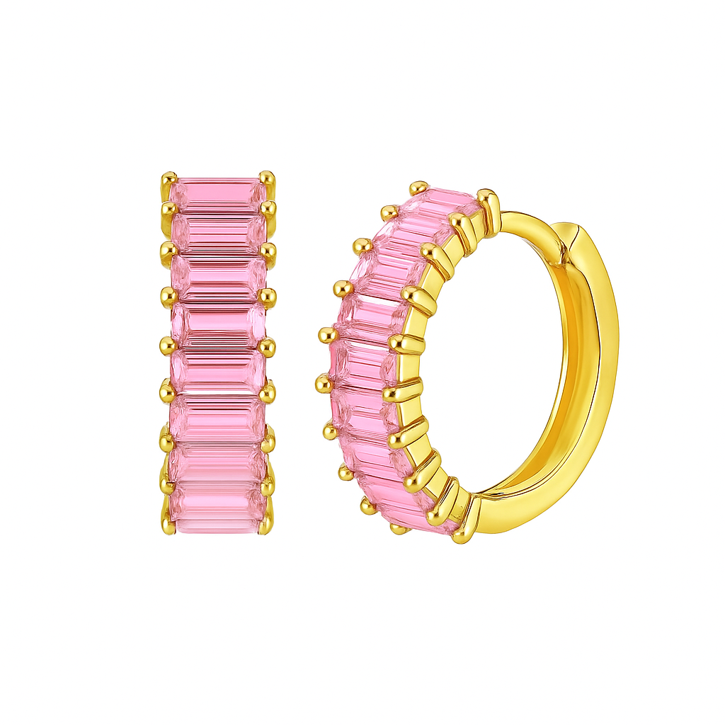 Vergoldete Huggie-Creolen mit pinken Baguette-Zirkonia – aus 925 Sterling Silber, glamourös und elegant für Damen, by Bogue