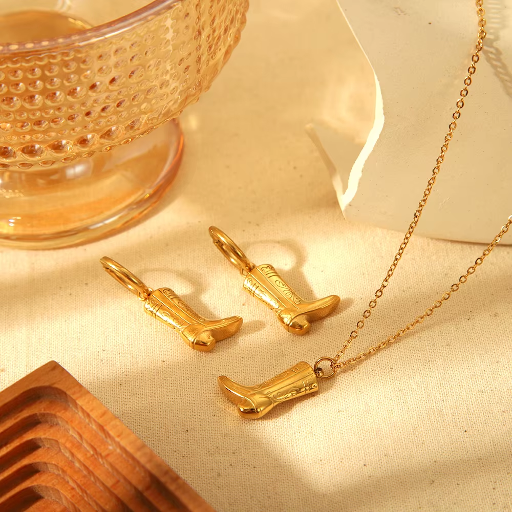 Elegante Western Cowboy Boots aus Edelstahl mit 18K PVD-Vergoldung. Robuste, langlebige und wasserdichte Stiefel für Damen und Herren