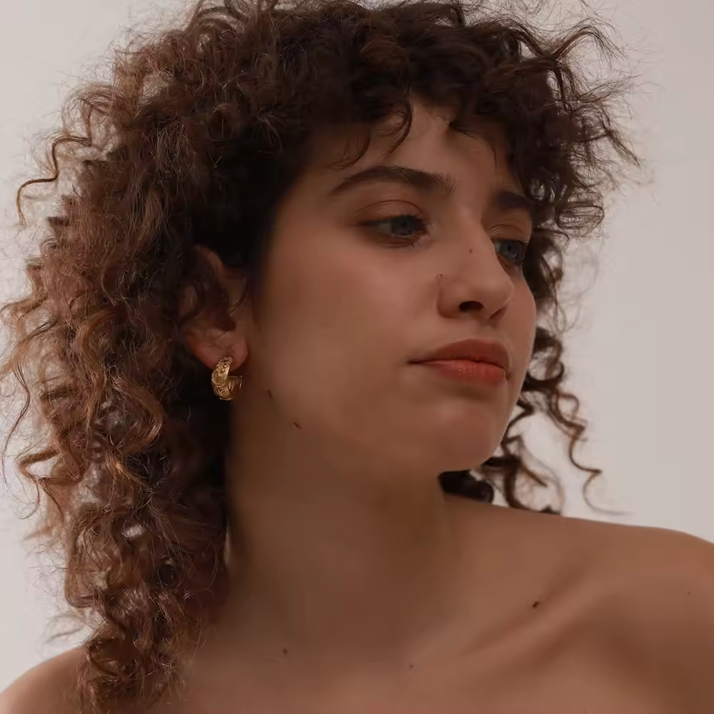 Vergoldete Creolen mit filigraner Sonnen- und Mondgravur. Hochwertiger Edelstahl-Schmuck, perfekt für den Alltag oder besondere Anlässe