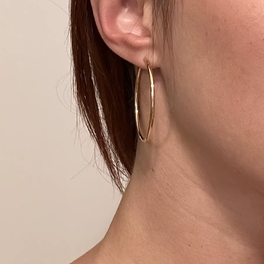 „Klassische goldene Creolen aus 316L Edelstahl mit 18K Vergoldung. Verfügbar in verschiedenen Größen von 15 mm bis 50 mm. Hypoallergen und anlaufgeschützt