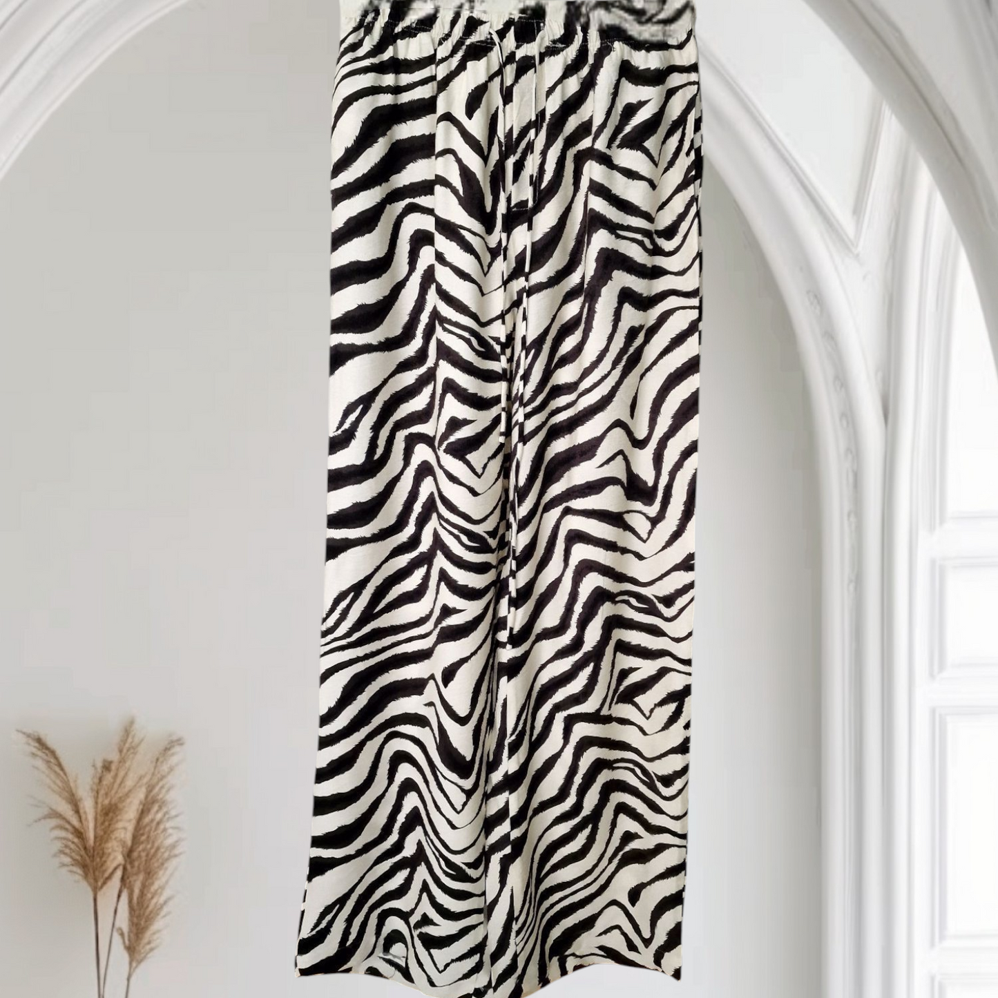 Animal-Print Stoffhose in Schwarz-Weiß