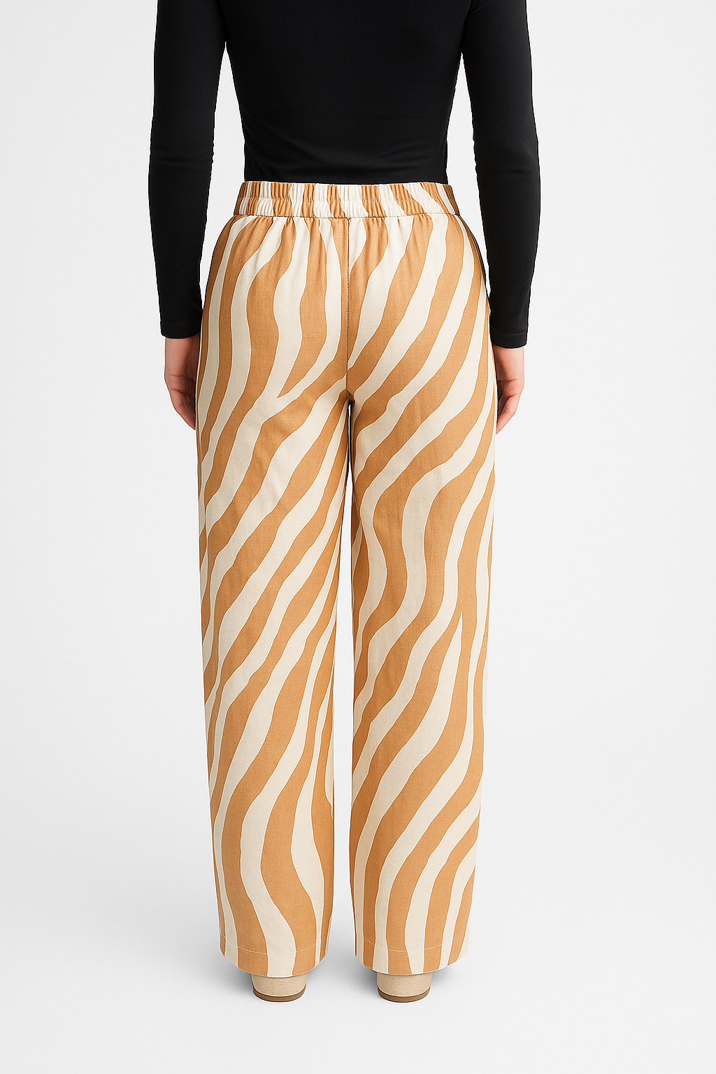 Damen Hose mit Zebra-Print in Beige und Weiß mit elastischem Bund und weitem Bein, getragen von einem Model mit schwarzem Oberteil
