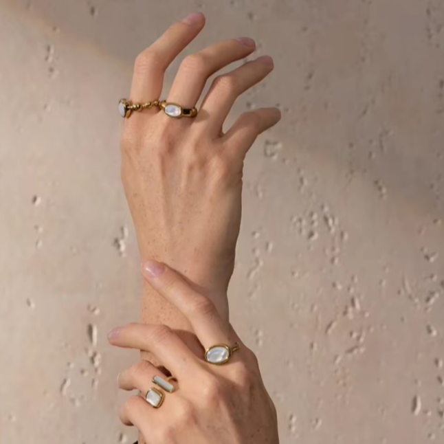 goldener Edelstahl Statment Strukturierter Ring am Finger