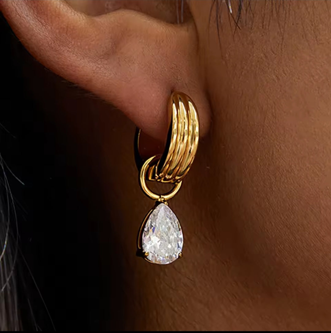 Goldene Tropfen Ohrringe modern,