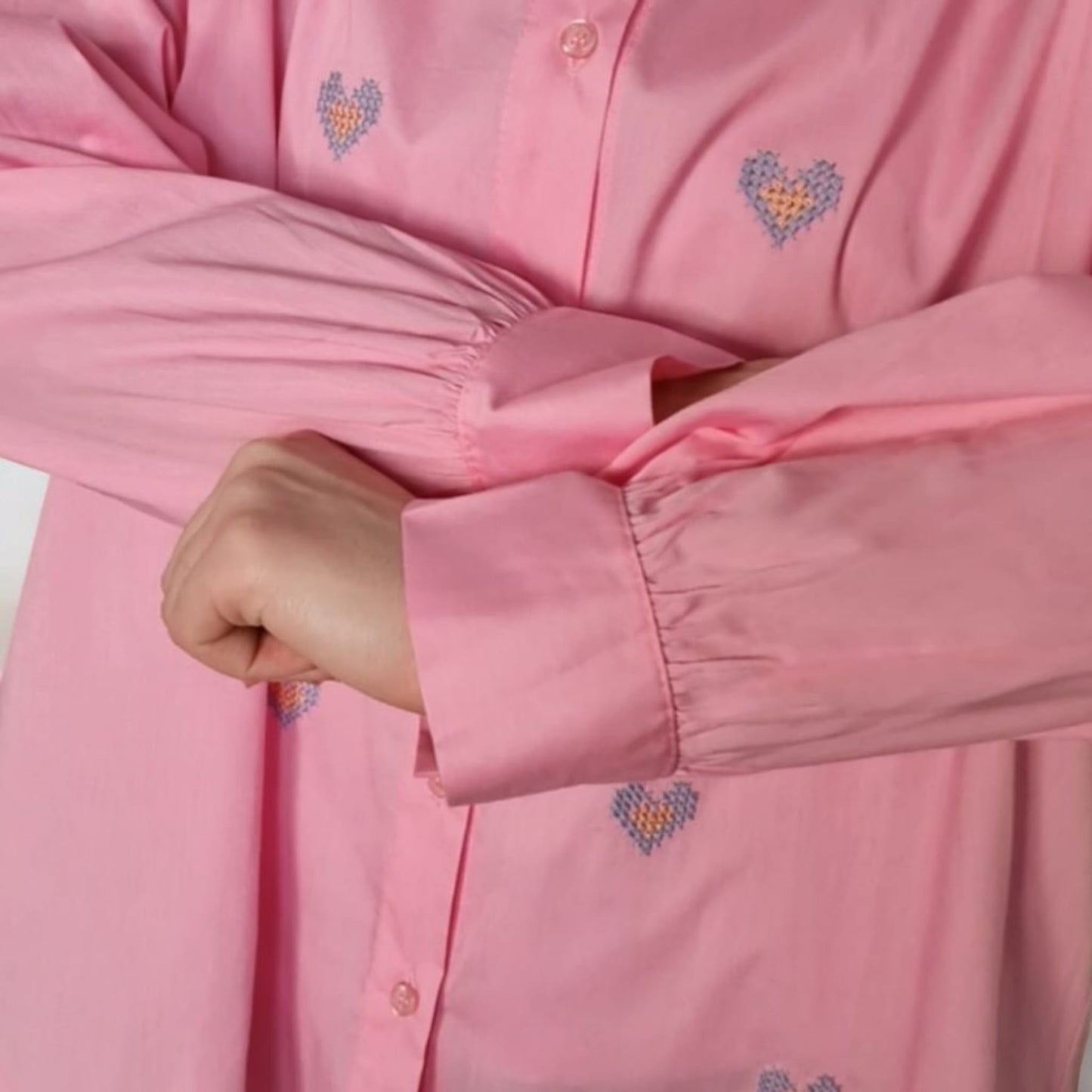 Rosa oversized Hemd mit gestickten Herzen, moderne Passform und lässiger Stil