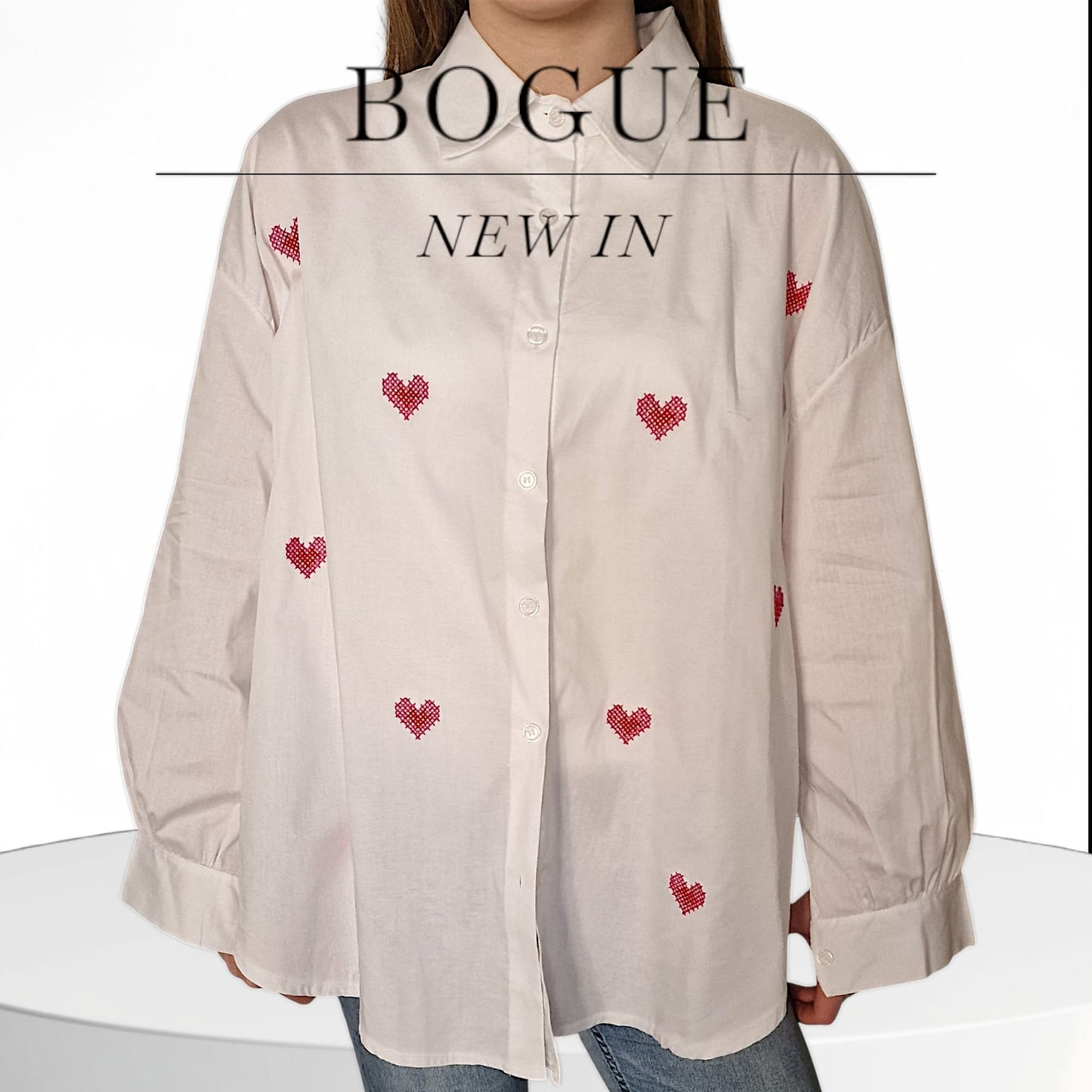 Weißes oversized Hemd mit roten gestickten Herzen, moderne Passform und lässiger Stil