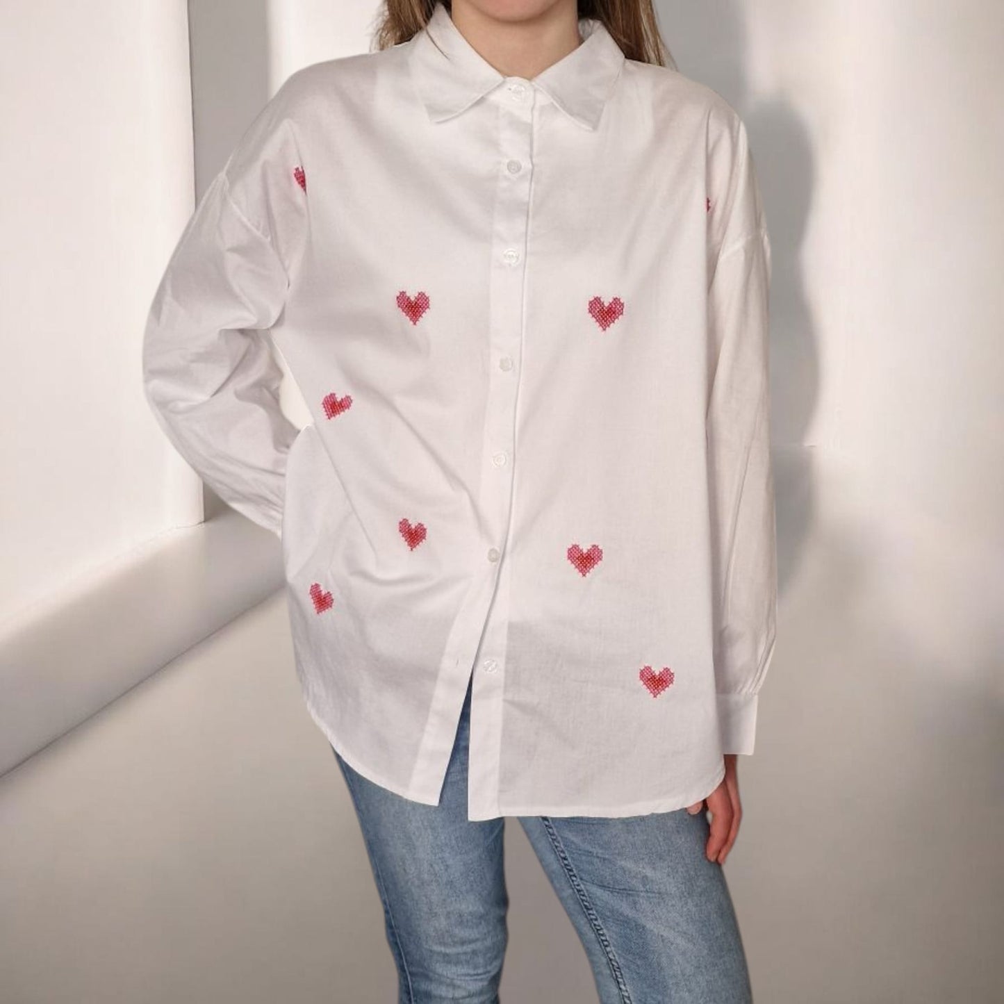 Weißes oversized Hemd mit roten gestickten Herzen, moderne Passform und lässiger Stil