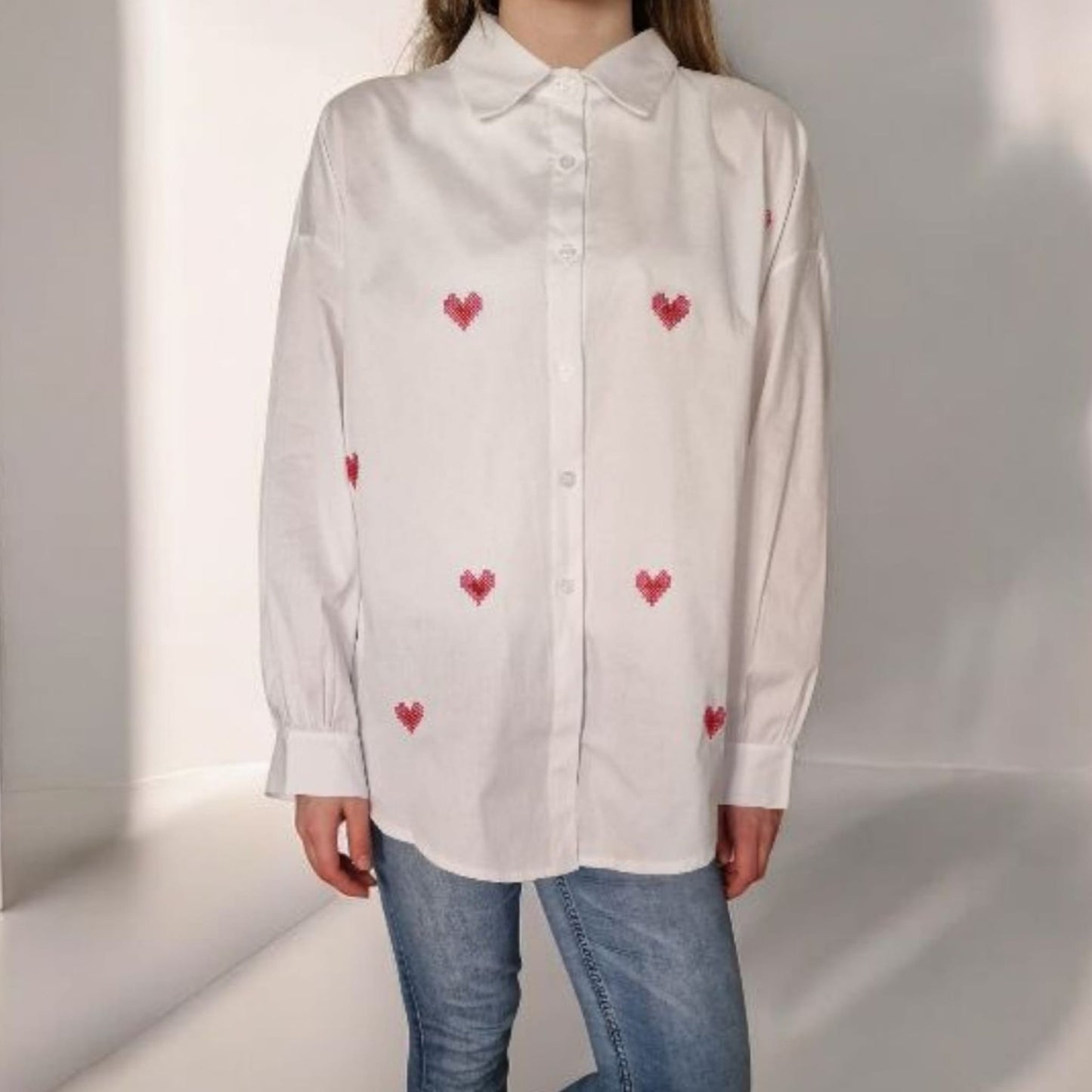 Weißes oversized Hemd mit roten gestickten Herzen, moderne Passform und lässiger Stil