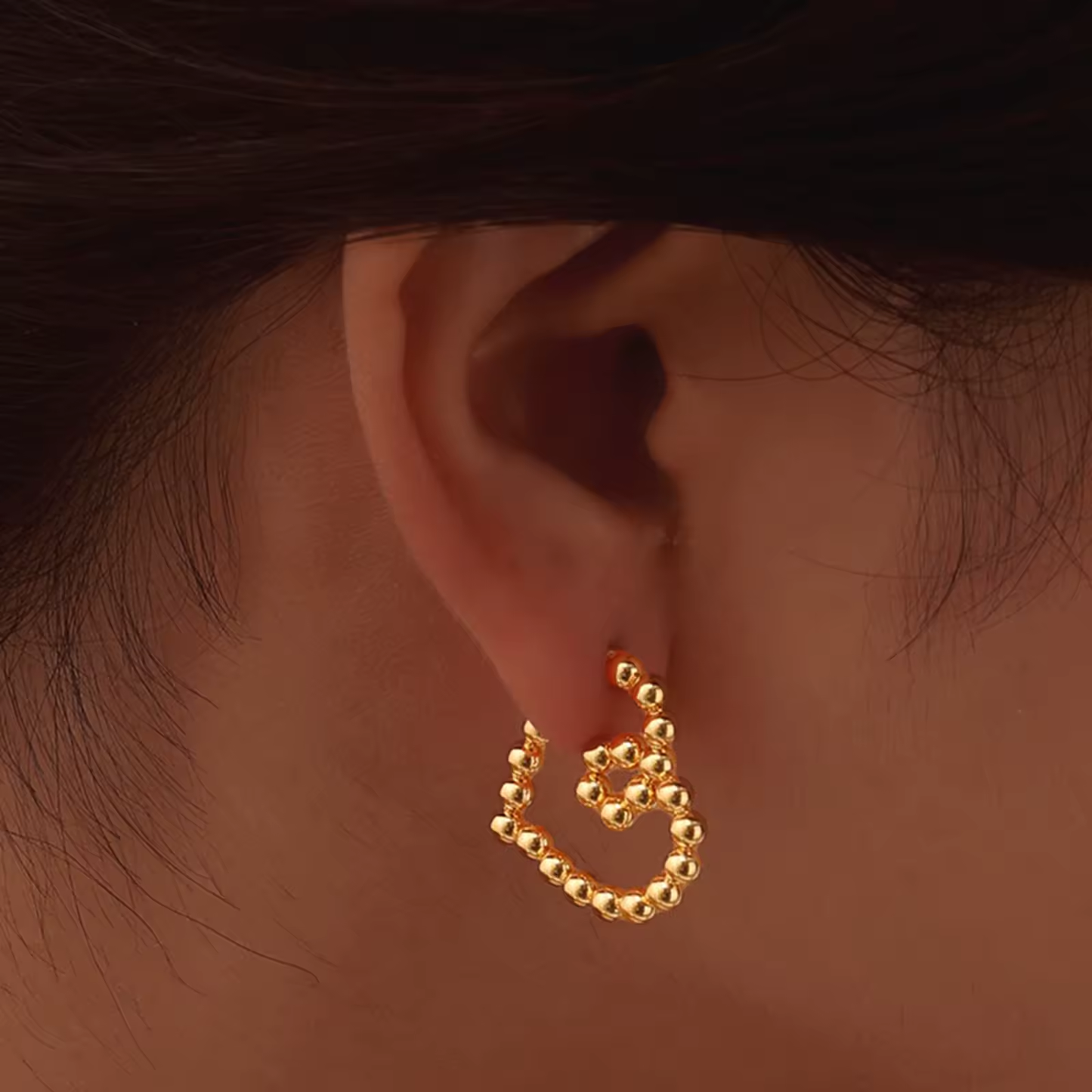 „Vergoldete Herz-Ohrringe aus Edelstahl mit perlenförmigem Design & Steckverschluss.“
„Moderne Herz-Ohrringe mit 18K IP-Vergoldung – hypoallergen & wasserfest