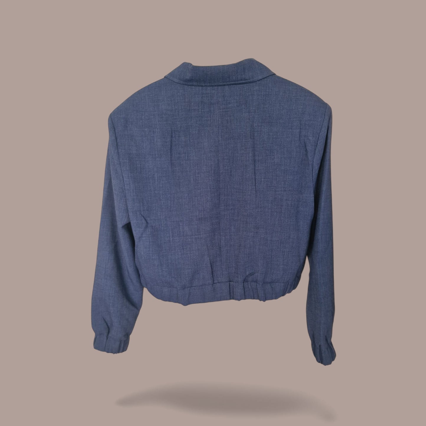 Elegante Damen-Kurzjacke in Jeans-Optik mit Brusttaschen, elastischer Taille & Druckknöpfen. Ideal für Business & Casual-Looks