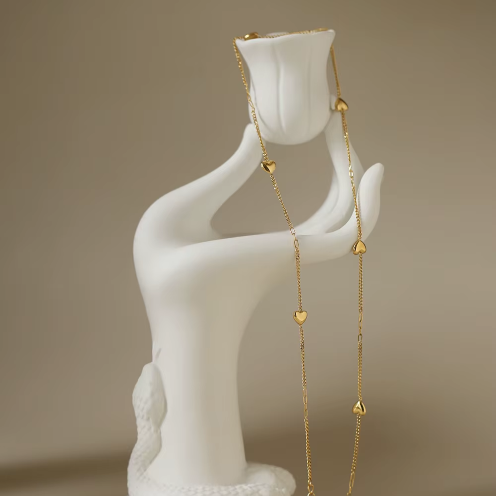Minimalistische Damen-Halskette aus Edelstahl mit filigranen Herzanhängern in Gold oder Silber. Stilvoll, langlebig und für jeden Anlass geeignet.“