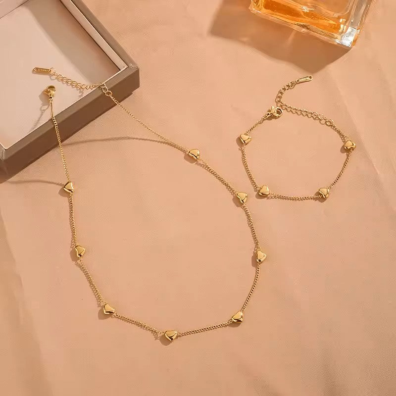 Minimalistische Damen-Halskette & Armband aus Edelstahl mit filigranen Herzanhängern in Gold oder Silber. Stilvoll, langlebig und für jeden Anlass geeignet.“