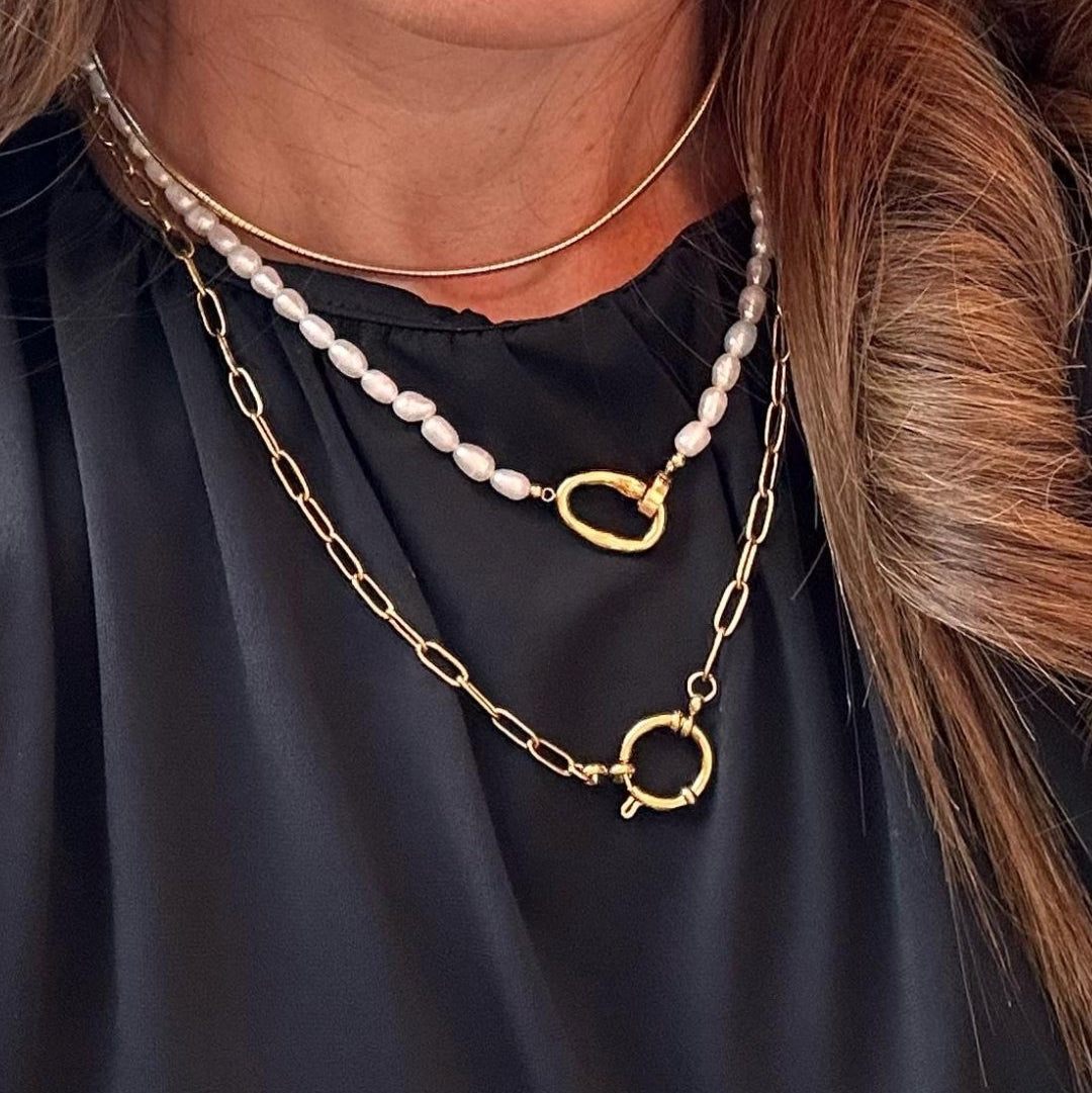 Lifestyle-Bild: Kette mit Herz- und Geburtssteinanhänger auf Stoffhintergrund