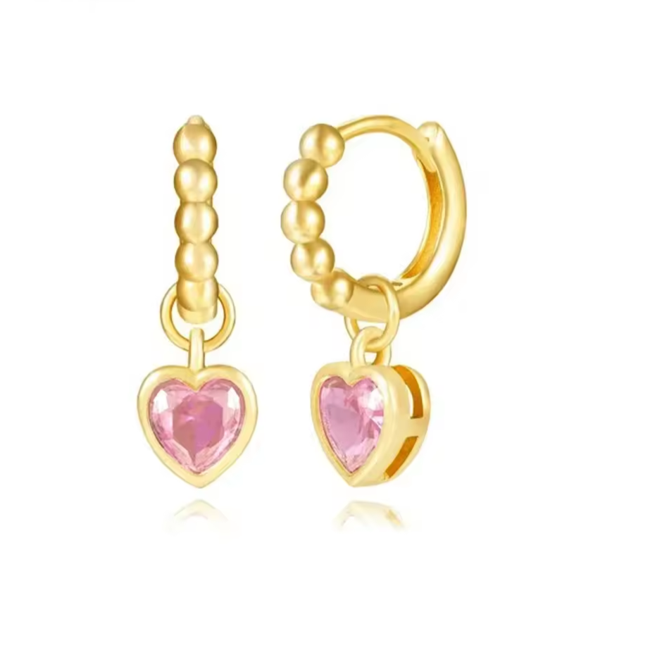 Goldene Huggies mit Perlenstruktur und abnehmbarem Herzanhänger aus Zirkonia.