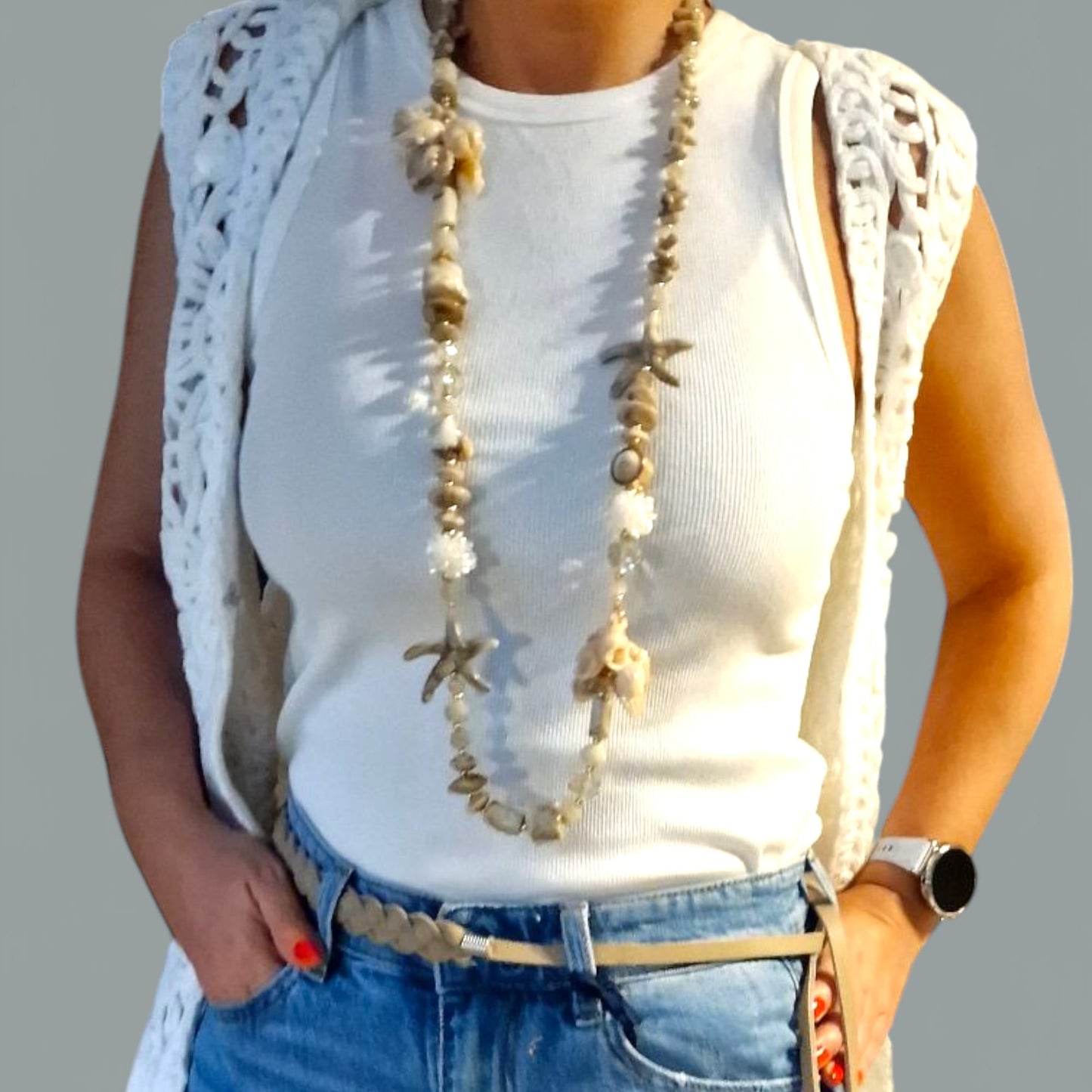 Handgefertigte Boho-Muschel-Halskette in Cremeweiß, 38cm lang, mit natürlichen Muscheln, Perlen und Keramikelementen- stilvolles Statement-Accessoire für den Sommer.