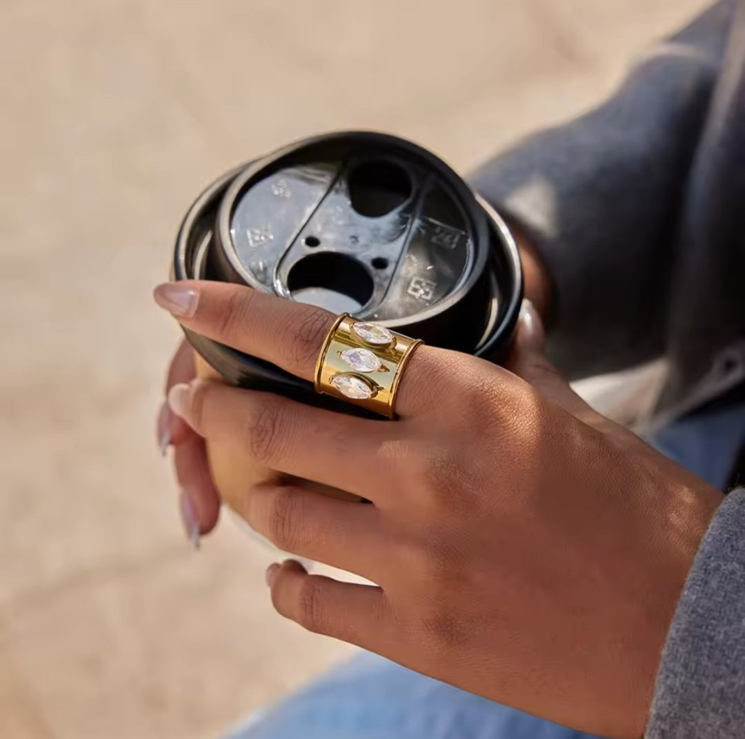 Offener goldener Bogue Ring mit Zirkonsteinen