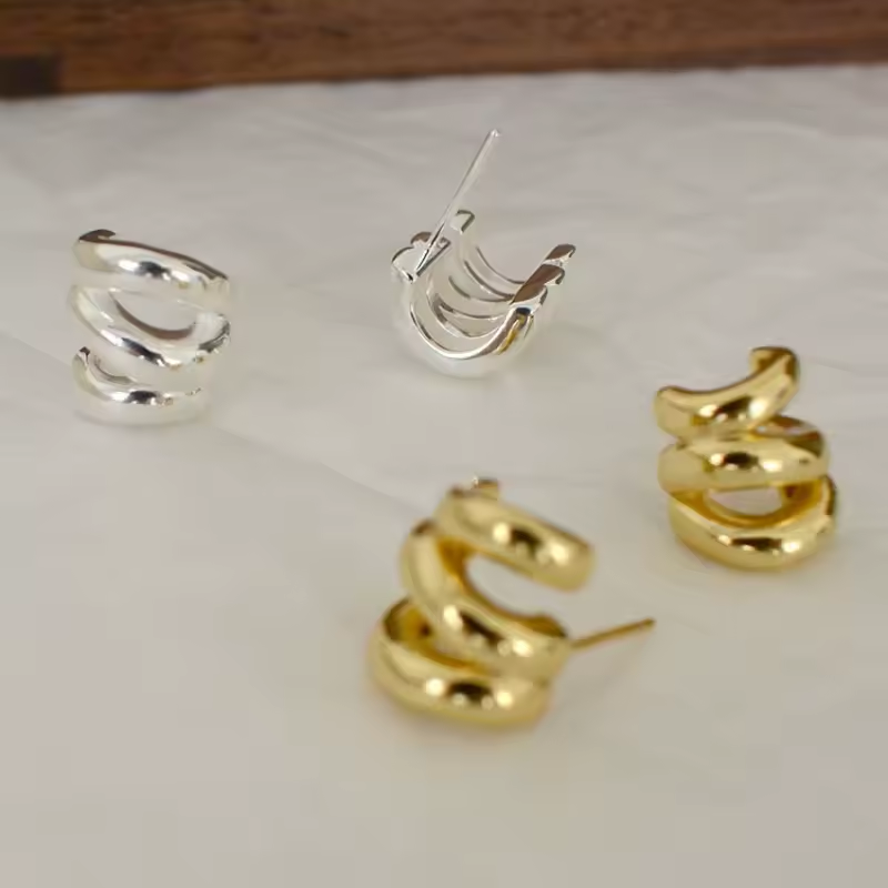 Gedrehte Silber-Creolen mit glänzender Oberfläche – ideal für Alltag oder Feste by Bogue.