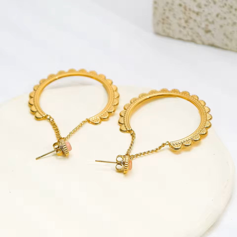 „Elegante goldene Tropfen-Ohrringe mit Opal-Stein und filigraner Creole. Stilvoller Edelstahlschmuck für Damen, perfekt für festliche Anlässe oder den Alltag