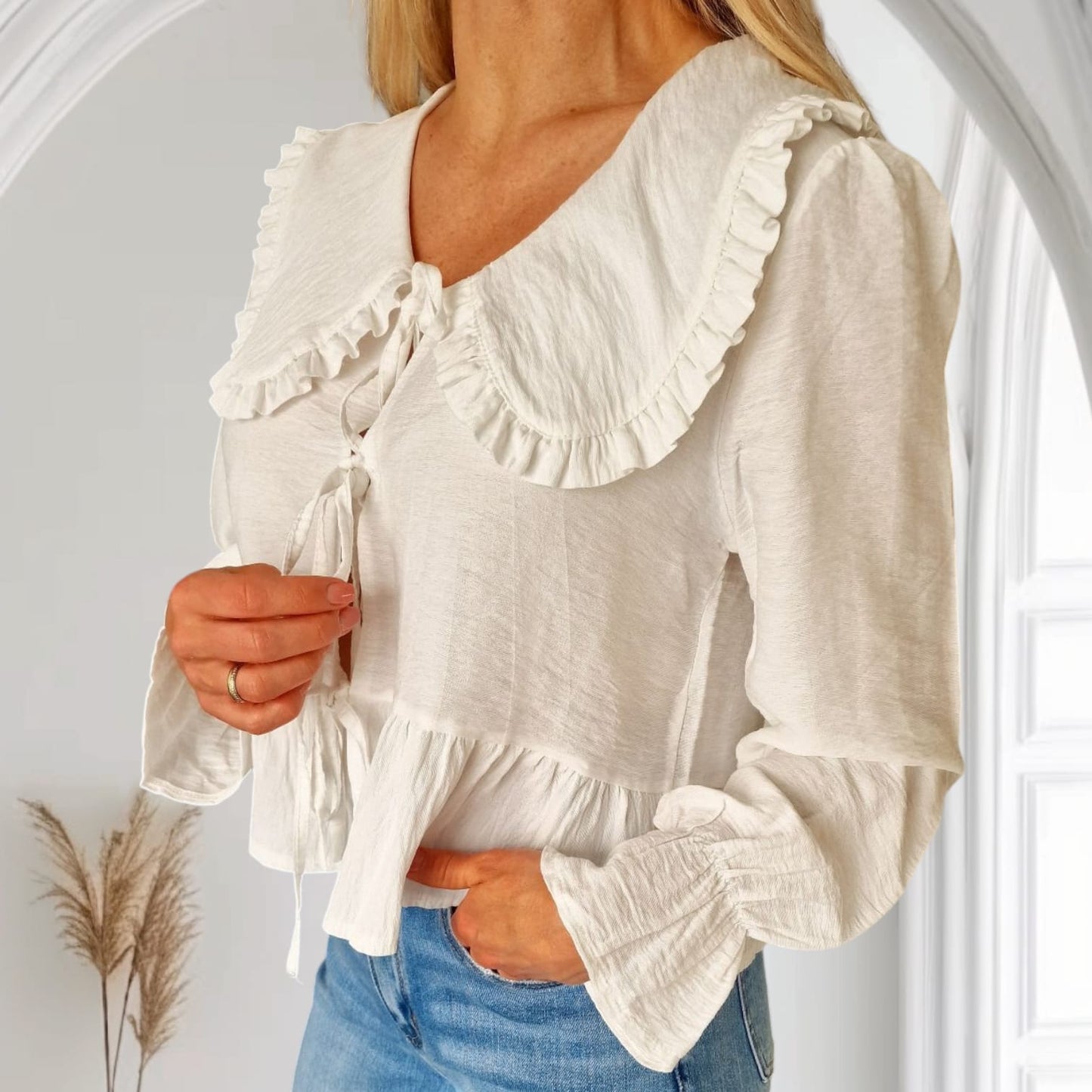 Romantische Bluse mit Rüschenkragen & Bindeband in Weiß & Rosa, feminin & elegant