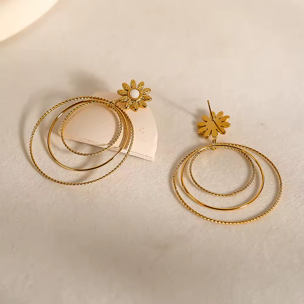 Tropfenohrringe aus 18 Karat vergoldetem Edelstahl mit Blumenapplikation und mehrschichtigen Kreisen, elegantes Design für Damen.
