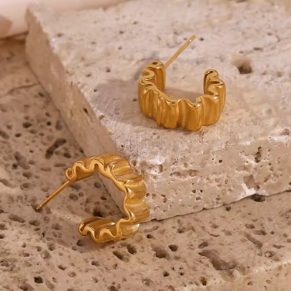 Kleine Creolen aus Edelstahl mit PVD 18K Goldbeschichtung, Falten-Textur, moderner Look für Damen, anlaufbeständig und hypoallergen