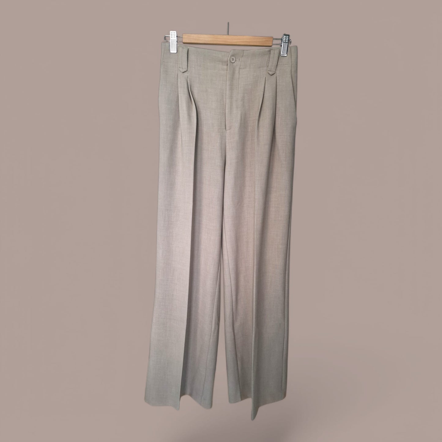 "Weite Stoffhose mit hoher Taille in Beige, leicht ausgestelltes Bein, eleganter Stoff, ideal für Büro & Freizeit