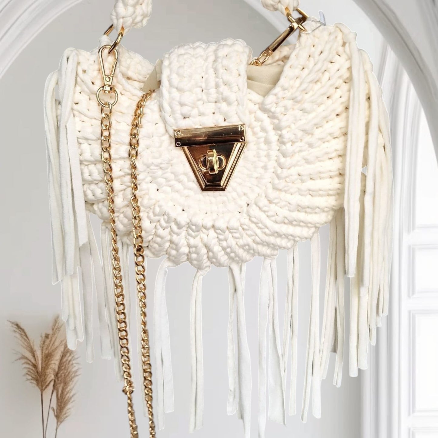 Handgefertigte Boho-Tasche mit Fransen & goldenem Verschluss, runde Form