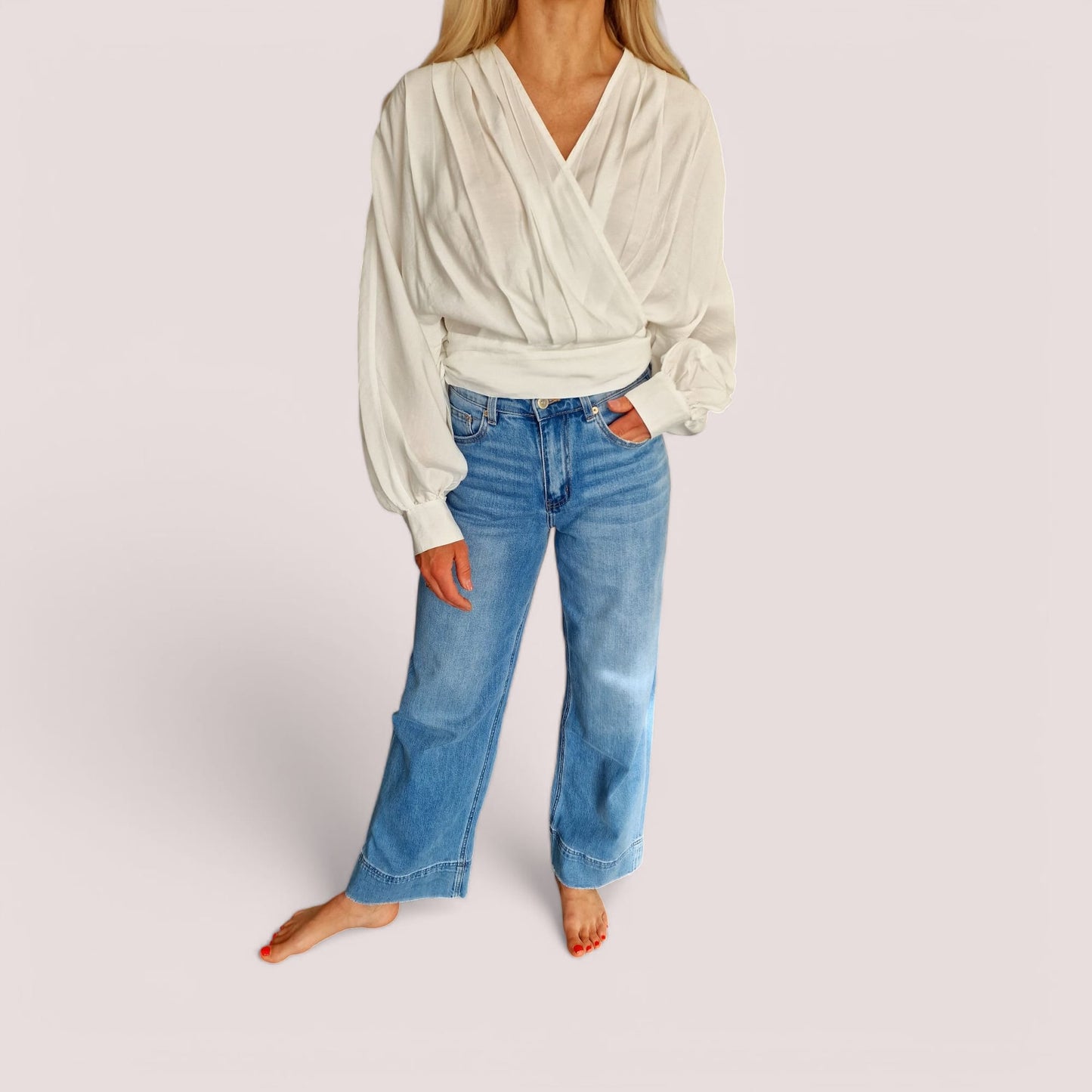 Weiße Wickelbluse mit Bindegürtel, femininer & eleganter Look.