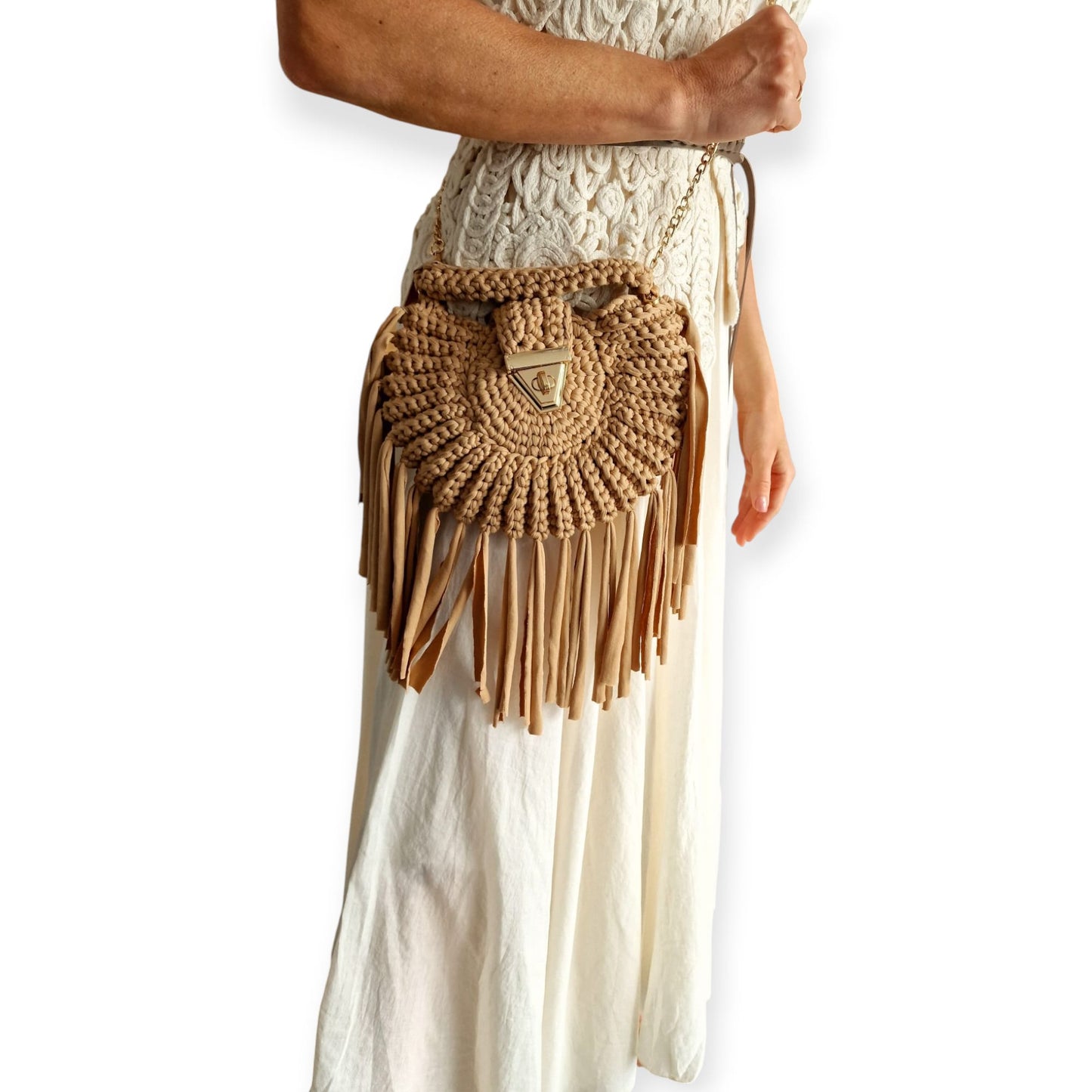 Handgefertigte Boho-Tasche mit Fransen & goldenem Verschluss, runde Form