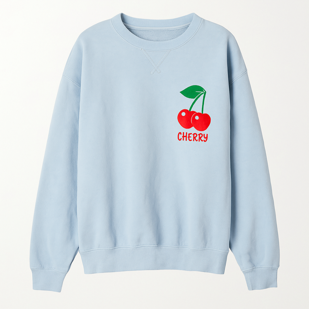 Hellblauer Pullover mit Kirsch-Motiv und Schriftzug 'CHERRY' von Bogue