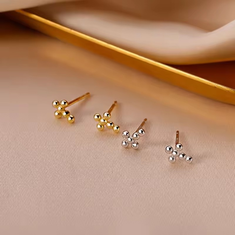 Ohrstecker in Kreuzform aus kleinen Kugeln - minimalistisches Design