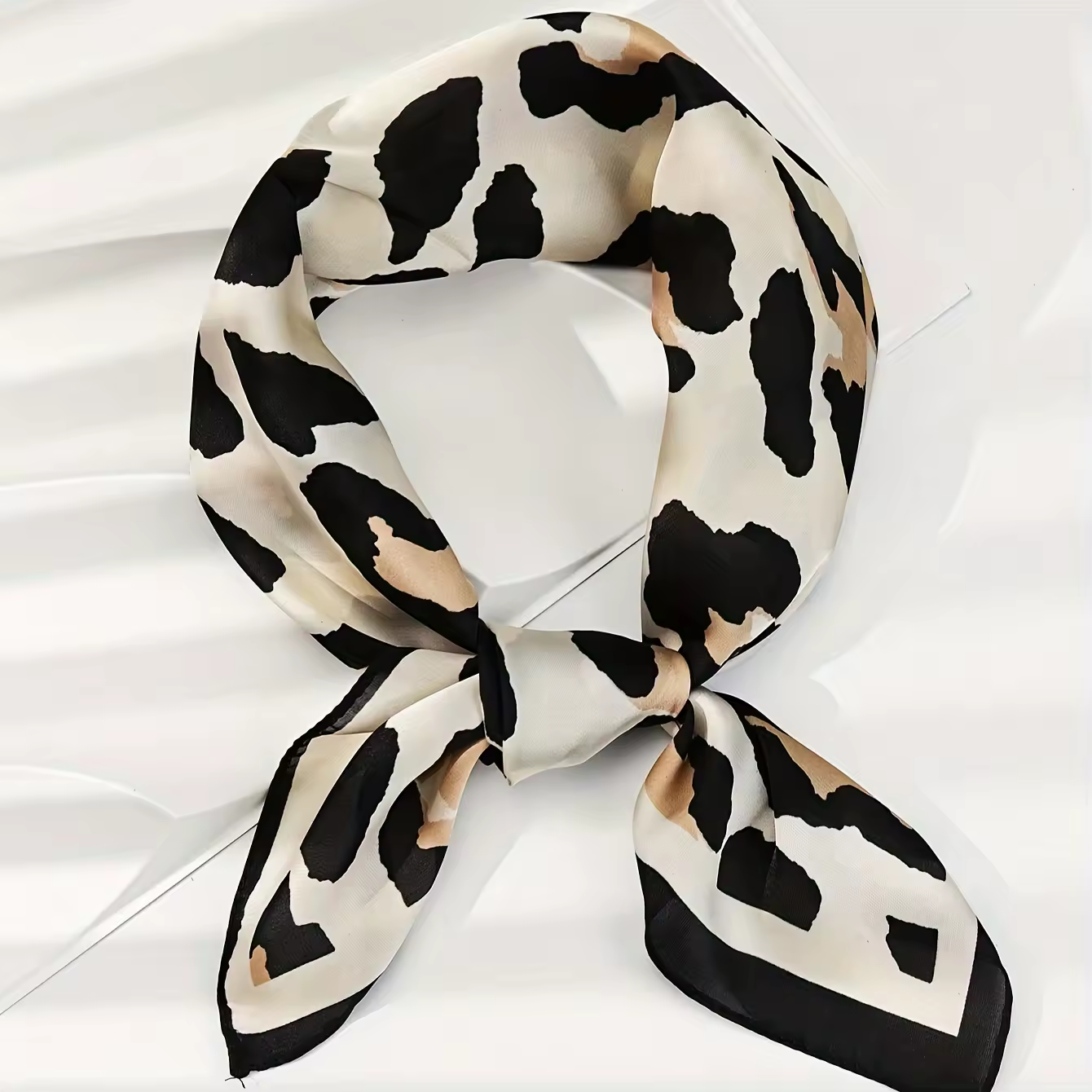 Satin-Haartuch für Damen in Weiß mit schwarzem Leo-Muster – modisches quadratisches Accessoire