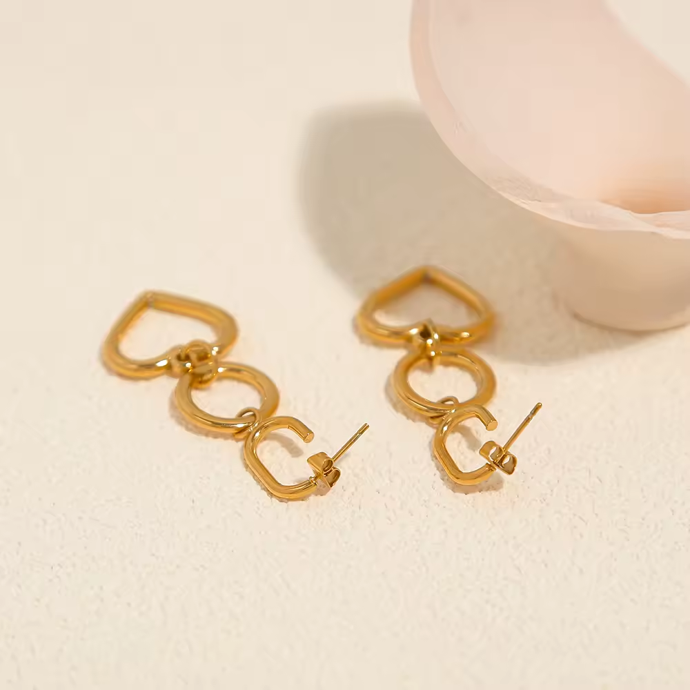 Vergoldete Edelstahl-Tropfenohrringe mit Herzmotiv, modernes und zeitloses Design für Damen, perfekt für jeden Anlass.
