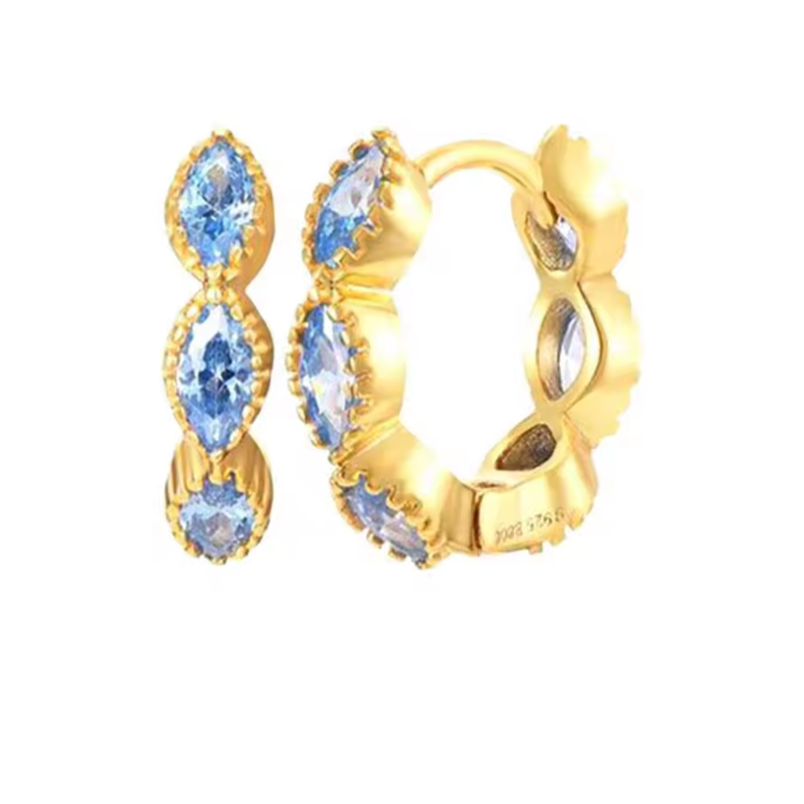 Vergoldete Huggie-Creolen Set mit lila, blauen & schwarzen Zirkonia-Steinen.