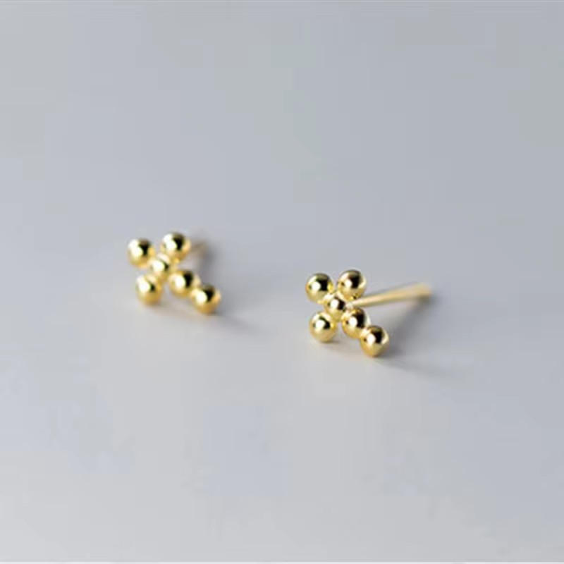 Minimalistische Ohrstecker in Kreuzform aus kleinen Kugeln – in Gold by Bogue