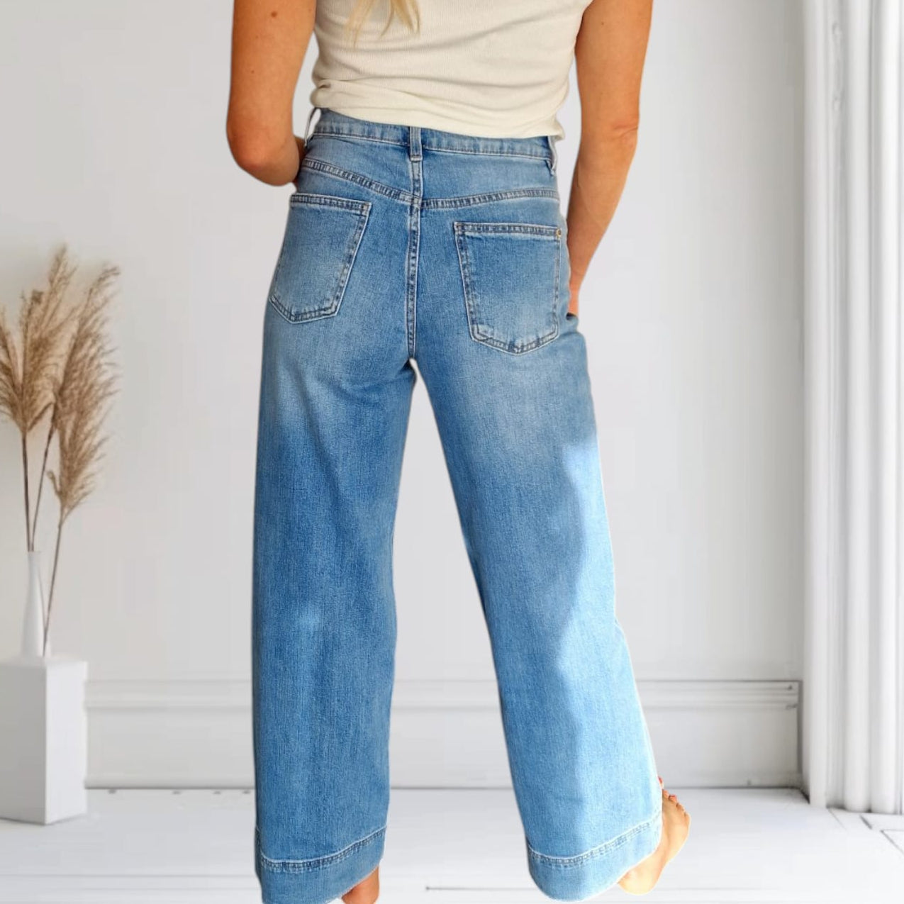 Blaue High-Waist Jeans mit geradem Bein, Stretch-Anteil & goldenen Details