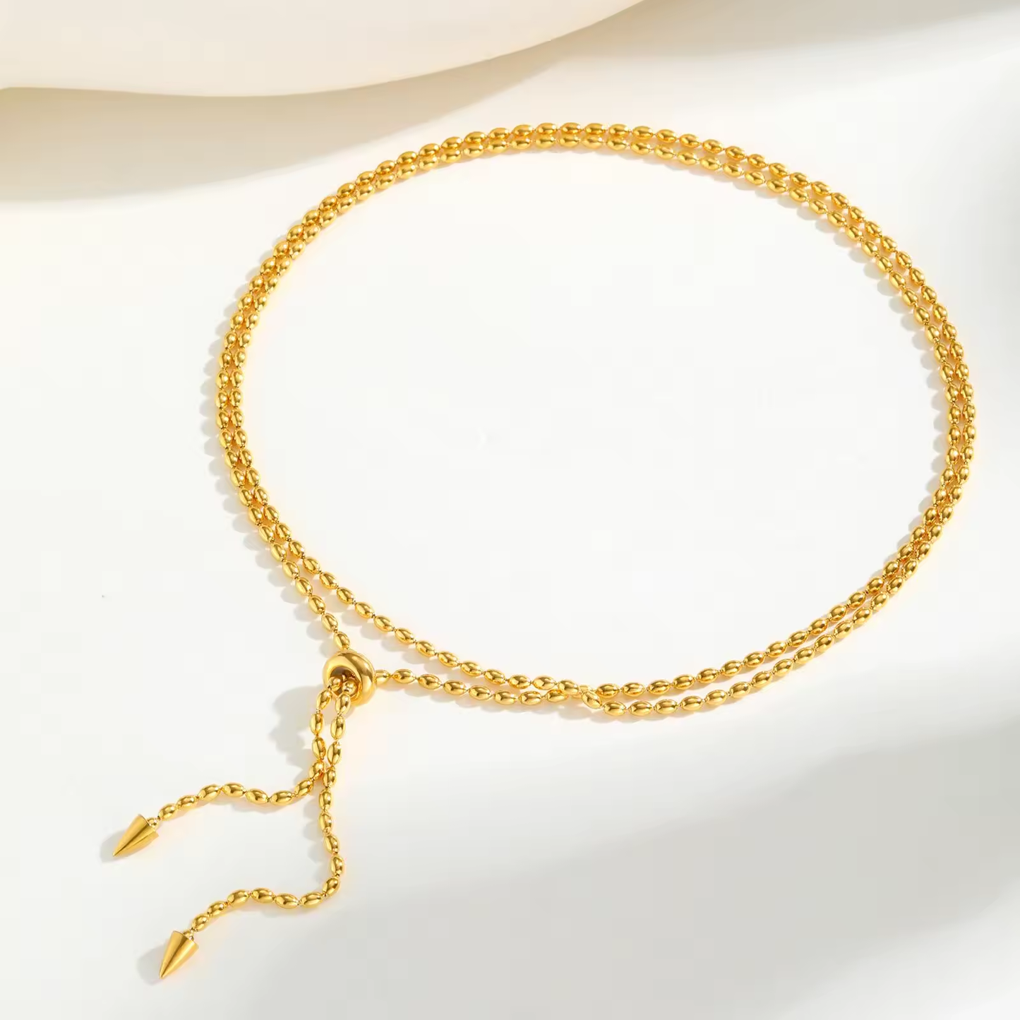 Goldene Schiebekette mit Doppelzug-Verschluss, glänzendes Finish, elegant & verstellbar – Kette auf weißem Hintergrund