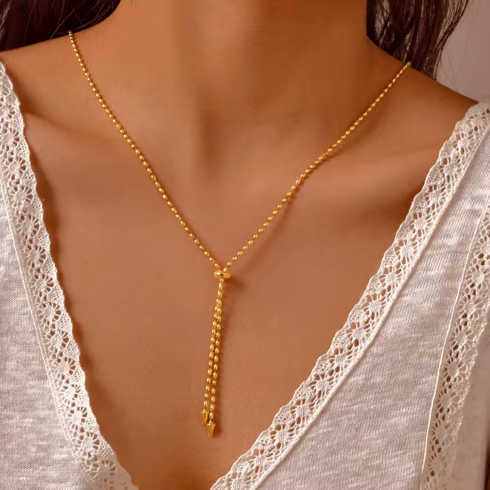 Goldene Schiebekette mit Doppelzug-Verschluss, glänzendes Finish, elegant & verstellbar – Kette auf weißem Hintergrund
