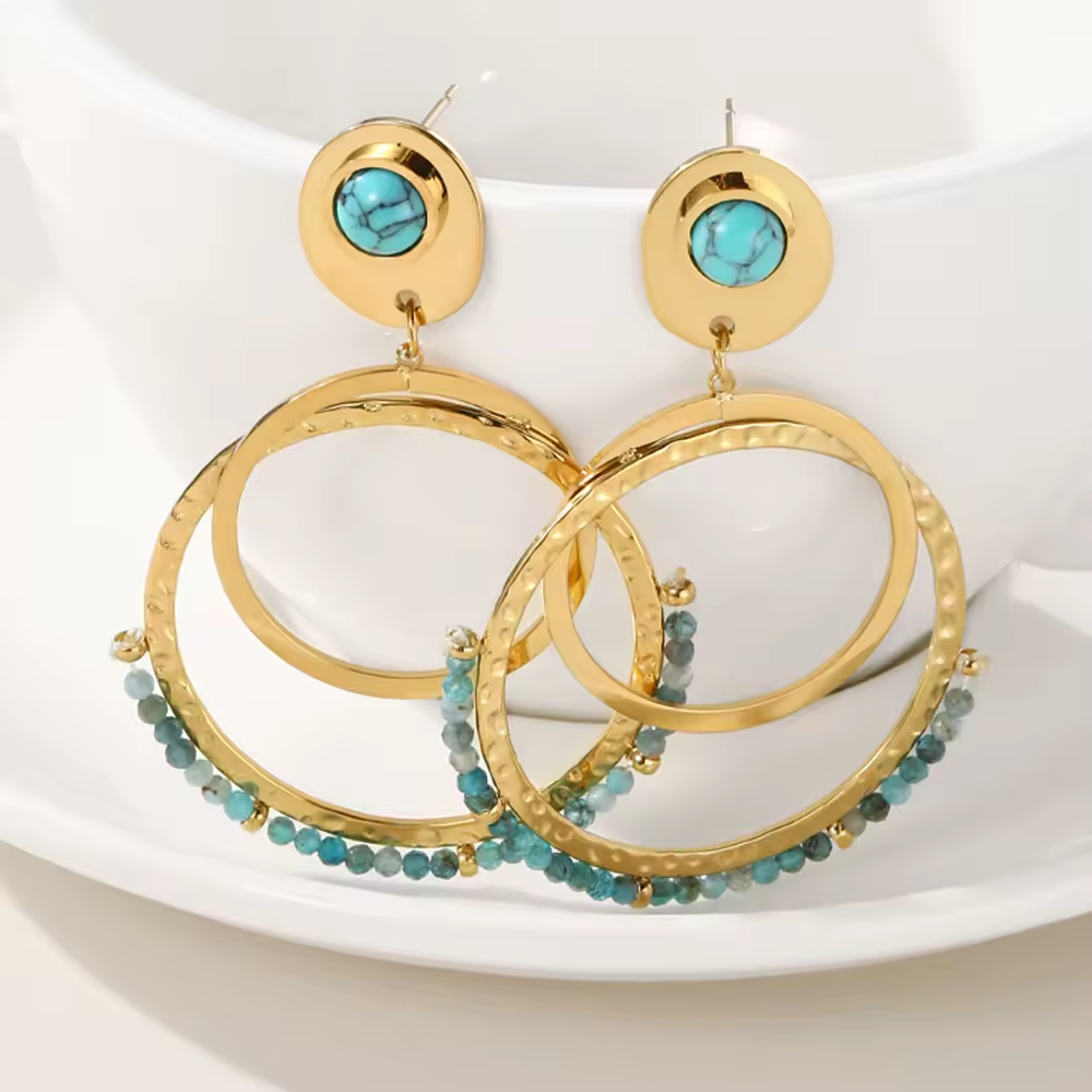 Goldene Creolen-Ohrringe mit Türkisstein und blauen Perlen I Sommerlicher Boho-Look