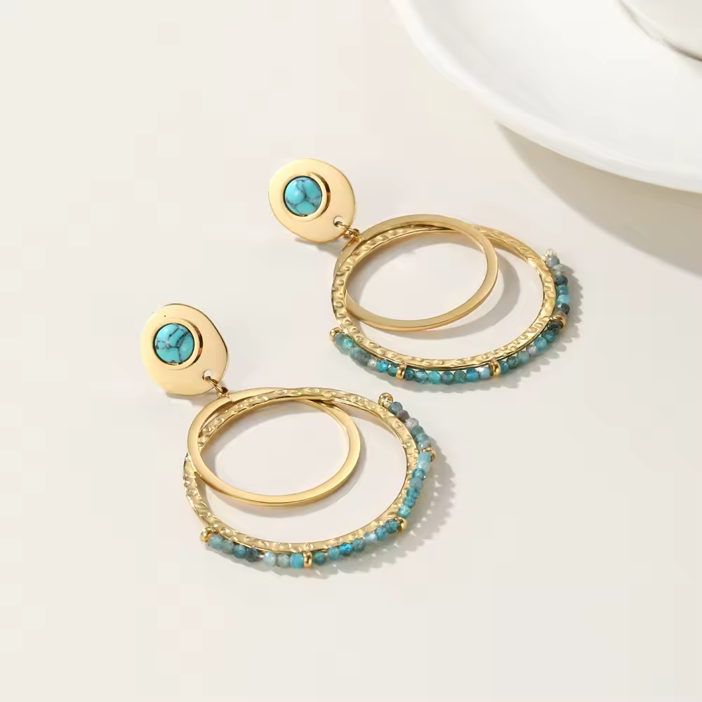 Goldene Creolen-Ohrringe mit türkisen Perlen, handgefertigte Details und Hammerschlag-Optik. Perfekt für Boho- und Sommeroutfits