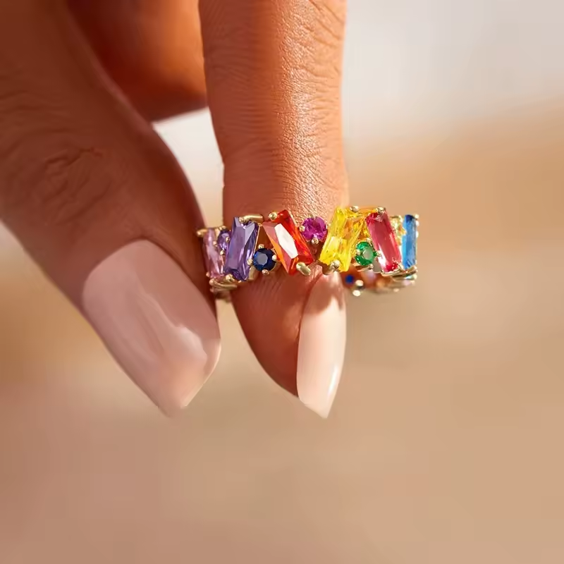 Vergoldeter Ring mit bunten, unterschiedlich geformten Zirkonia-Steinen – modischer Statement-Schmuck