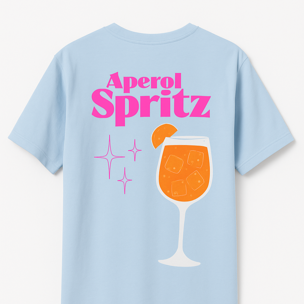 Hellblaues T-Shirt mit Aperol Spritz Print auf dem Rücken und pinker Aufschrift vorne