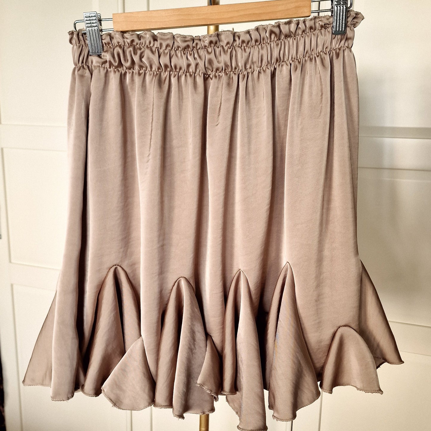 Femininer Satinrock – Taupe