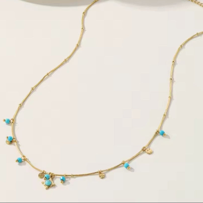 Goldene Halskette mit Türkis Perlen | runde Charms | Edelstahl 18K